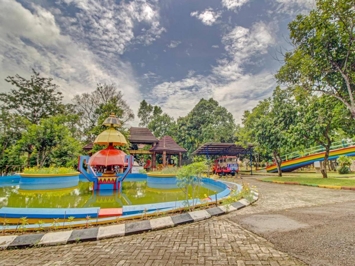Oyo 89997 Hotel Bumi Kedaton Waterpark Bandar Lampung Exterior foto